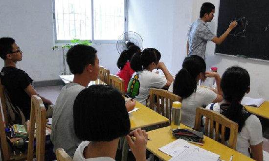 官方通報(bào)深圳一中學(xué)家委會(huì)組織送禮：將費(fèi)用如數(shù)退還家長(zhǎng)