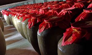 白酒行業(yè)消費(fèi)升級擴(kuò)容趨勢不改 白酒行業(yè)市場規(guī)模及發(fā)展前景分析