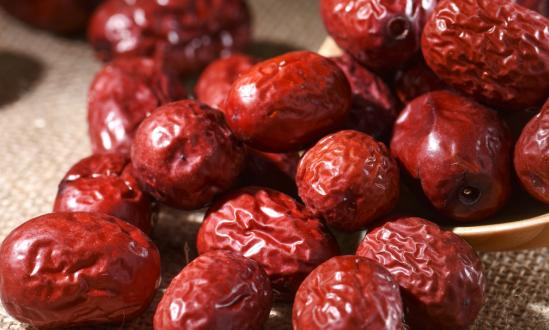 新疆紅棗實(shí)現(xiàn)了從賣(mài)原料到賣(mài)產(chǎn)品、賣(mài)品牌的多元化轉(zhuǎn)變?  紅棗產(chǎn)業(yè)市場(chǎng)分析