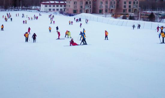 2024中國(guó)室內(nèi)滑雪場(chǎng)市場(chǎng)深度分析：我國(guó)室內(nèi)雪場(chǎng)產(chǎn)業(yè)已成全球領(lǐng)跑之勢(shì)