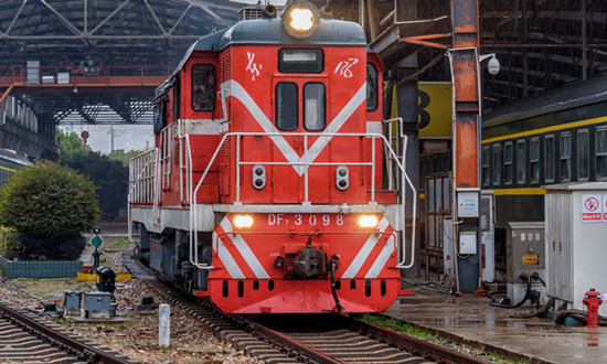 全國(guó)鐵路機(jī)車(chē)擁有量達(dá)2.24萬(wàn)臺(tái) 鐵路機(jī)車(chē)行業(yè)市場(chǎng)競(jìng)爭(zhēng)及前景分析
