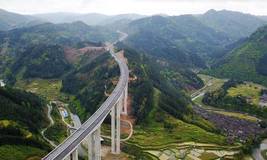 2024公路建設(shè)行業(yè)深度研究與未來(lái)趨勢(shì)：推動(dòng)行業(yè)向低碳、環(huán)保方向轉(zhuǎn)型